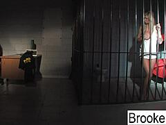 这个BDSM视频中的大奶警察和囚犯