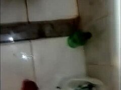 业余情侣在巴西享受热辣的浴室幽会