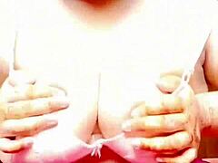 成熟的印度女仆用手指和清晰的音频自慰