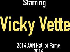 Vicky Vettes在泳池边的快感冒险。