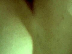 一个成熟的女人用独角兽尾巴塞享受门和阴道游戏的Pov视频
