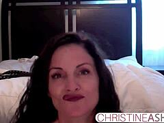 网络摄像头女孩Christineash在带上自慰视频中耀她的大胸部