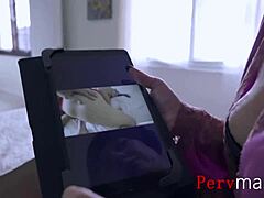 禁忌家庭视频:继子与杰西卡瑞安一起看色情片