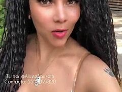 业余熟女 Alizee Sanzeth 在色情视频中耀她的天然乳房