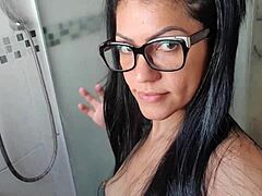 一个性感的拉丁裔让她的阴户放松和快乐的 POV 视频